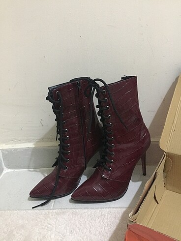 37 Beden bordo Renk Bordo bağcıklı topuklu bot