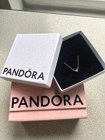 Beden Pandora üç taşlı kalpli kolye