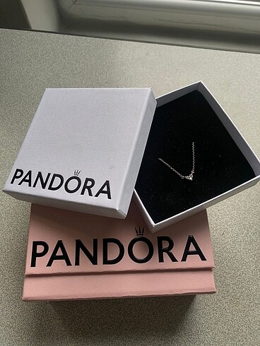 Beden gri Renk Pandora üç taşlı kalpli kolye