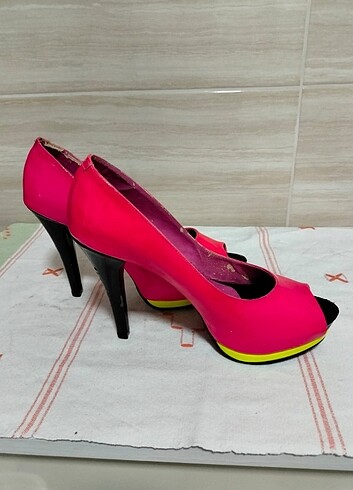 NEON RENKLİ RUGAN AYAKKABI