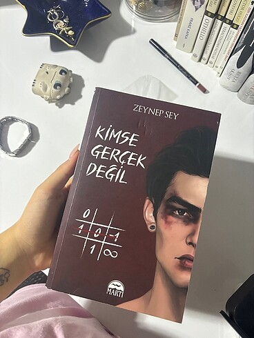 kimse gerçek değil