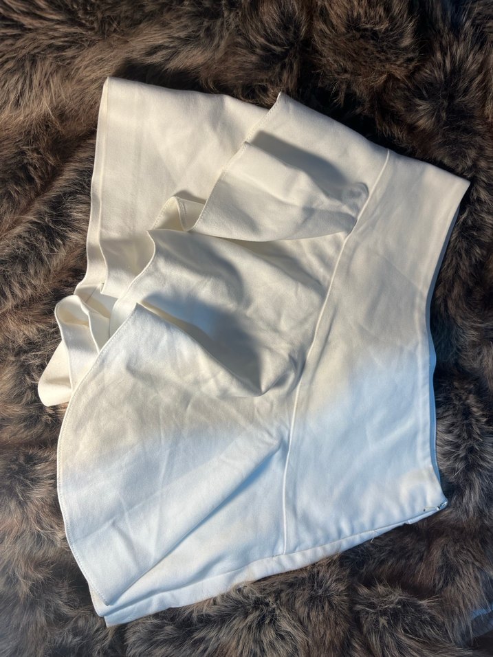 Beyaz Mini Şort - Görsel 3