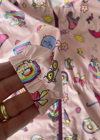 Kız Çocuk Kapüşonlu Renkli Baskılı Yağmurluk - Görsel 2