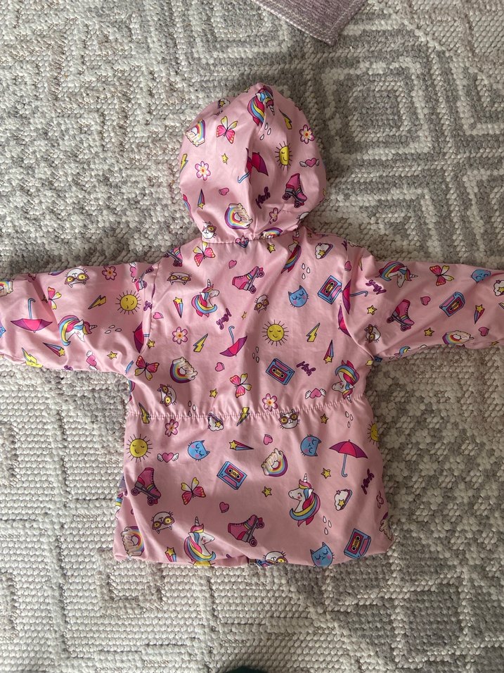 Kız Çocuk Kapüşonlu Renkli Baskılı Yağmurluk - Görsel 3