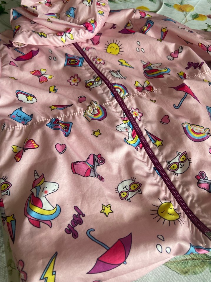 Kız Çocuk Kapüşonlu Renkli Baskılı Yağmurluk - Görsel 5