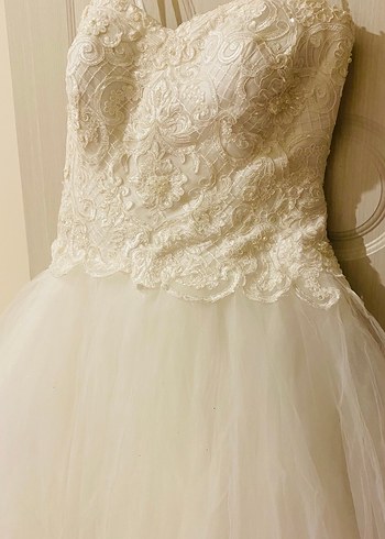 Dantel ve boncuk desenli. Askılı,uçuş uçuş tül detaylı gelinlik - Görsel 3