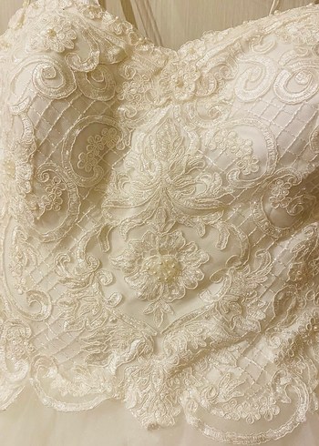 Dantel ve boncuk desenli. Askılı,uçuş uçuş tül detaylı gelinlik - Görsel 2