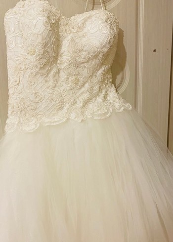 Dantel ve boncuk desenli. Askılı,uçuş uçuş tül detaylı gelinlik - Görsel 7