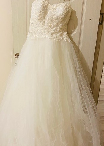 Dantel ve boncuk desenli. Askılı,uçuş uçuş tül detaylı gelinlik - Görsel 4