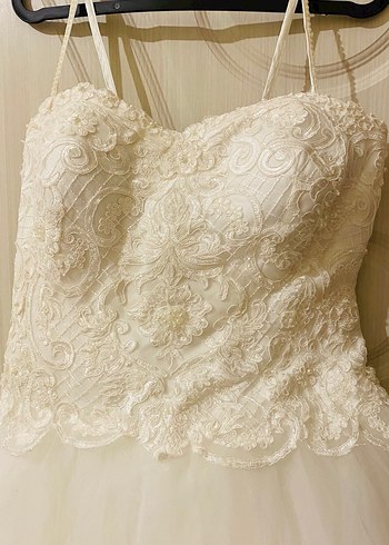 Dantel ve boncuk desenli. Askılı,uçuş uçuş tül detaylı gelinlik - Görsel 8