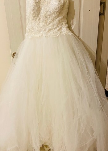 Dantel ve boncuk desenli. Askılı,uçuş uçuş tül detaylı gelinlik - Görsel 5