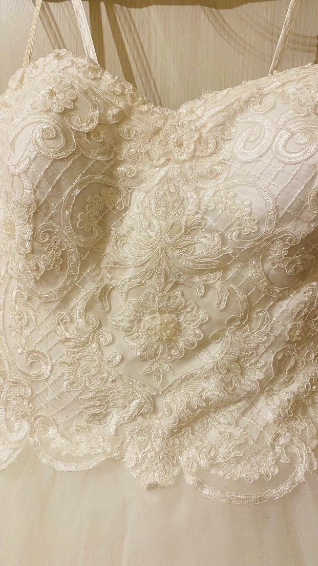 Dantel ve boncuk desenli. Askılı,uçuş uçuş tül detaylı gelinlik - Görsel 2