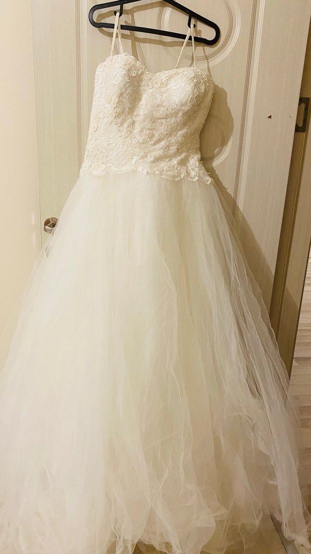 Dantel ve boncuk desenli. Askılı,uçuş uçuş tül detaylı gelinlik - Görsel 4