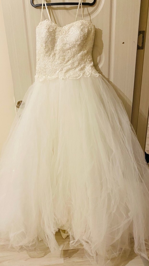 Dantel ve boncuk desenli. Askılı,uçuş uçuş tül detaylı gelinlik - Görsel 5