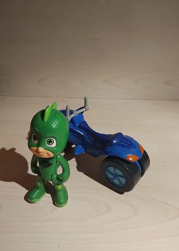 Pijamaskeliler kertenkele ve motor