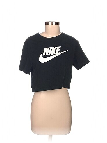Nike T-shirt %70 İndirimli.