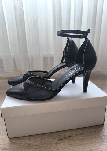 Siyah Kemer Detaylı Stiletto Topuklu Kadın Ayakkabı