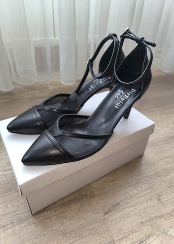 Diğer Siyah Kemer Detaylı Stiletto Topuklu Kadın Ayakkabı