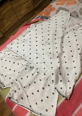 Puantiye Desenli V Yaka Kolsuz pijama takımı