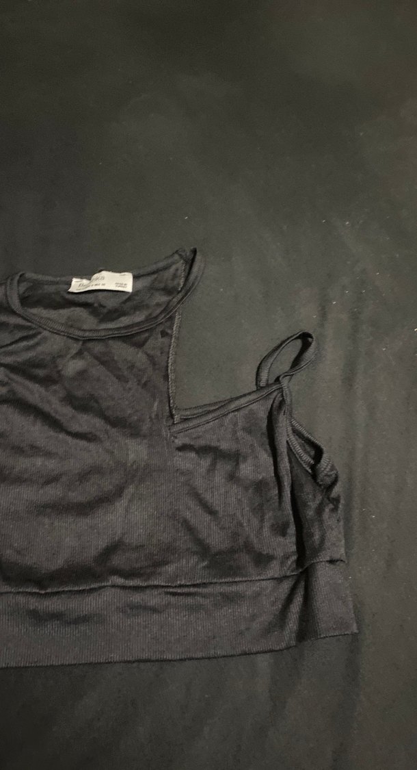 Siyah Yüksek Yakalı Kolsuz Crop Top - Görsel 2