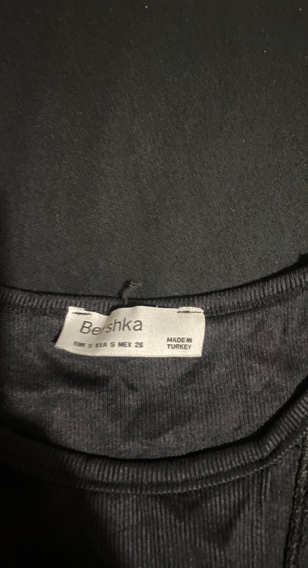 Siyah Yüksek Yakalı Kolsuz Crop Top - Görsel 3