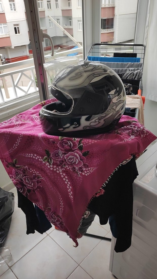 Parlak Siyah-Gri Baskılı Biker Kask - Görsel 2