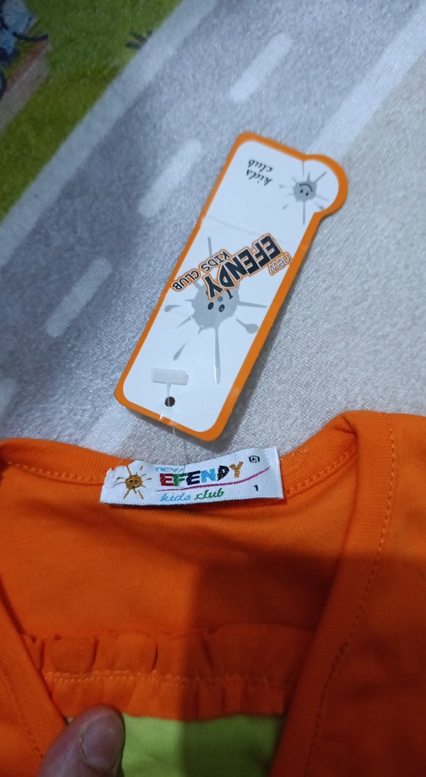 Kız Çocuk V Yakalı Renkli Baskılı Tişört - Görsel 2