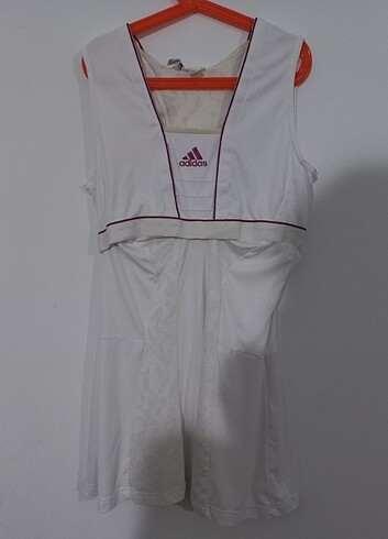 Adidas spor t-shirt.