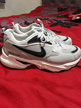 Nike tertemiz sıfir ayarindadir 41 numaradir . 40 numara da raha