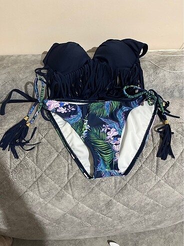 Püsküllü bikini takımı