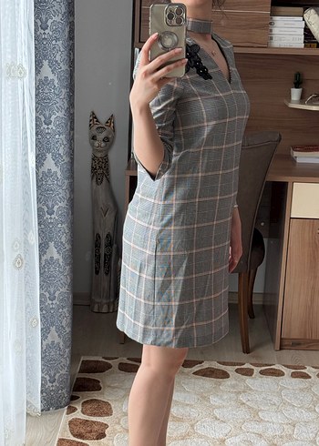 V Yaka Gri Kareli Midi Elbise - Görsel 2