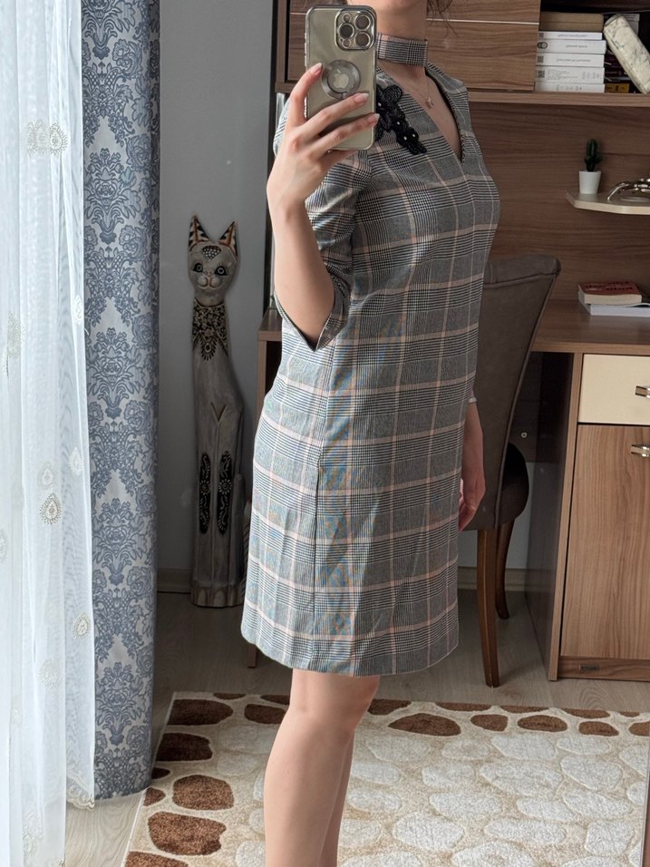 V Yaka Gri Kareli Midi Elbise - Görsel 2