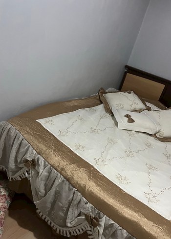 İşlemeli Beyaz Parlak Yatak Örtüsü - Görsel 3