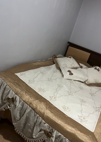 İşlemeli Beyaz Parlak Yatak Örtüsü - Görsel 5