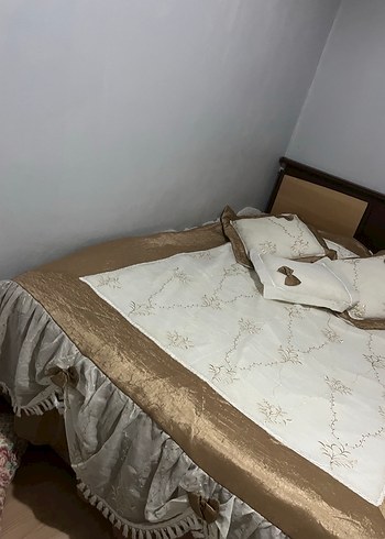 İşlemeli Beyaz Parlak Yatak Örtüsü - Görsel 4