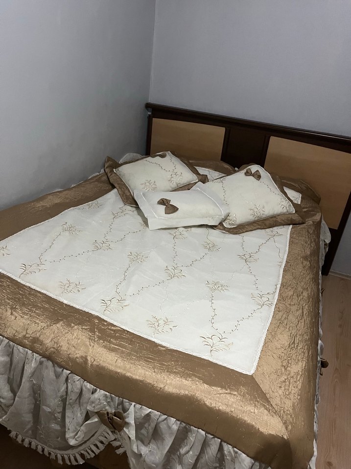İşlemeli Beyaz Parlak Yatak Örtüsü - Görsel 2