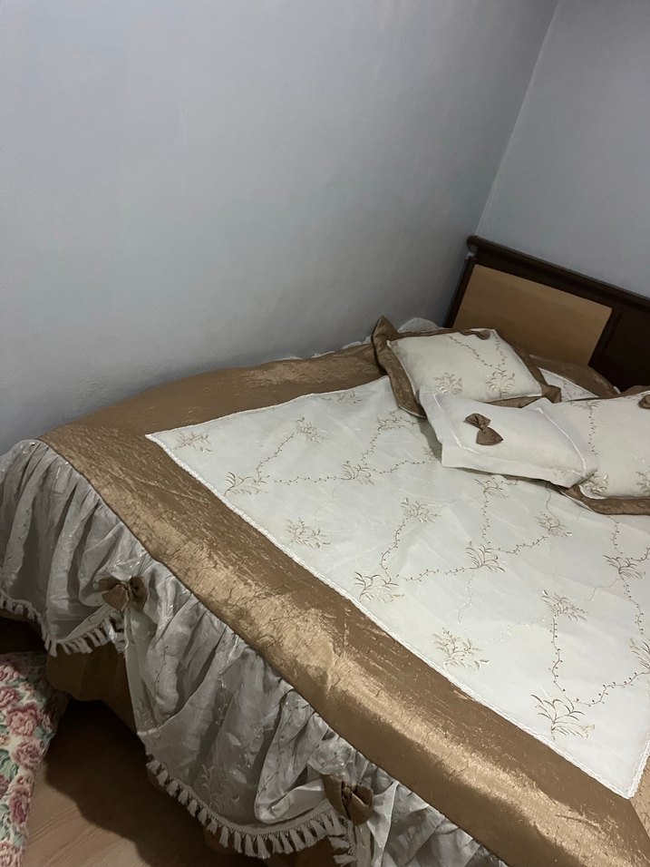 İşlemeli Beyaz Parlak Yatak Örtüsü - Görsel 3