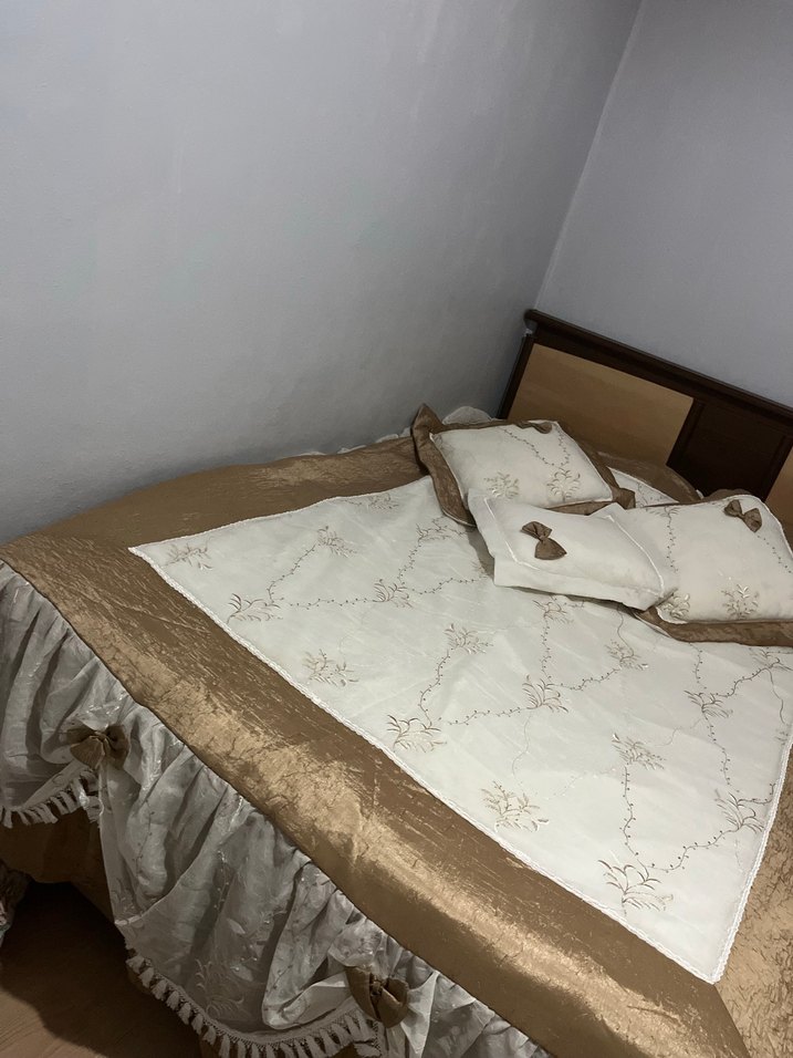İşlemeli Beyaz Parlak Yatak Örtüsü - Görsel 5