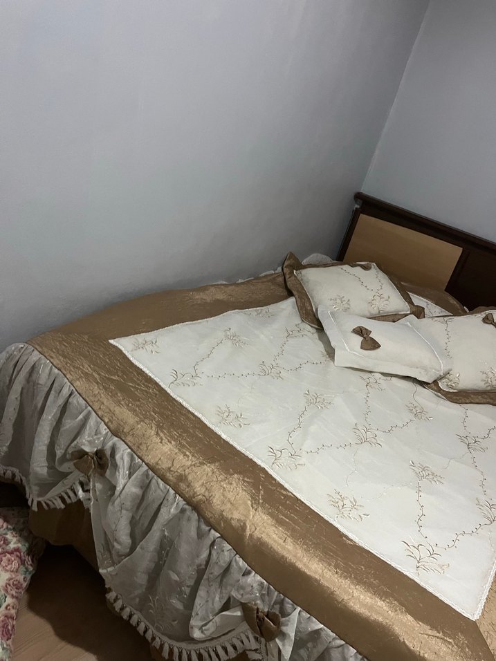 İşlemeli Beyaz Parlak Yatak Örtüsü - Görsel 4