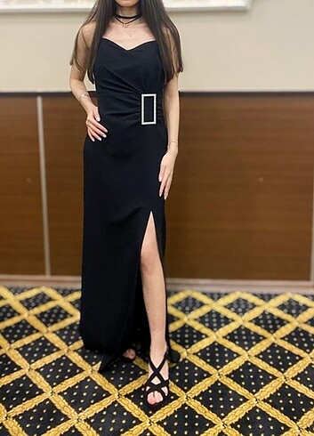 Siyah Aksesuar Detaylı Uzun Gece Elbisesi 