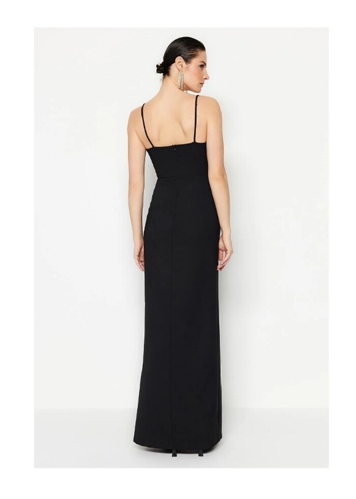 Siyah Aksesuar Detaylı Uzun Gece Elbisesi - Görsel 4