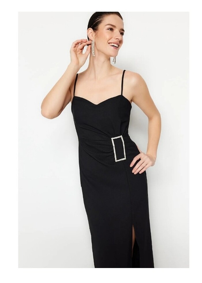 Siyah Aksesuar Detaylı Uzun Gece Elbisesi - Görsel 3