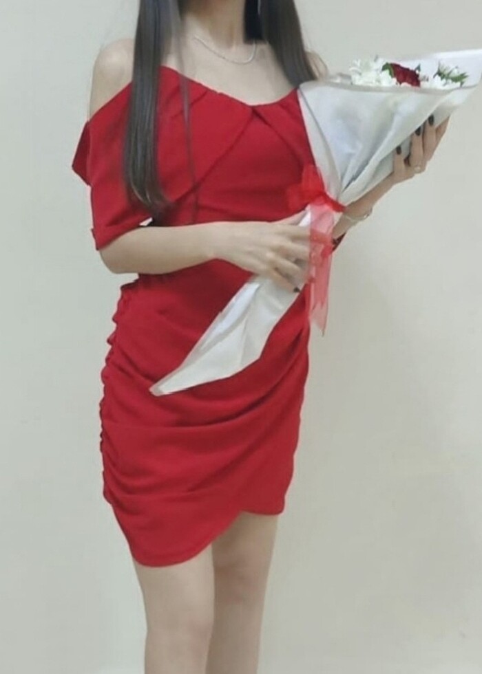 Düşük Omuz Drapeli Kırmızı Elbise  - Görsel 2