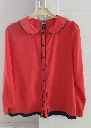 Saten Dokulu Kırmızı Düğmeli Kadın Gömlek - Görsel 2