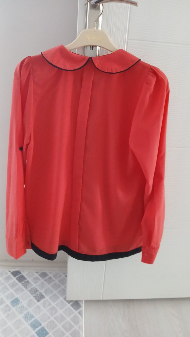 Saten Dokulu Kırmızı Düğmeli Kadın Gömlek - Görsel 3