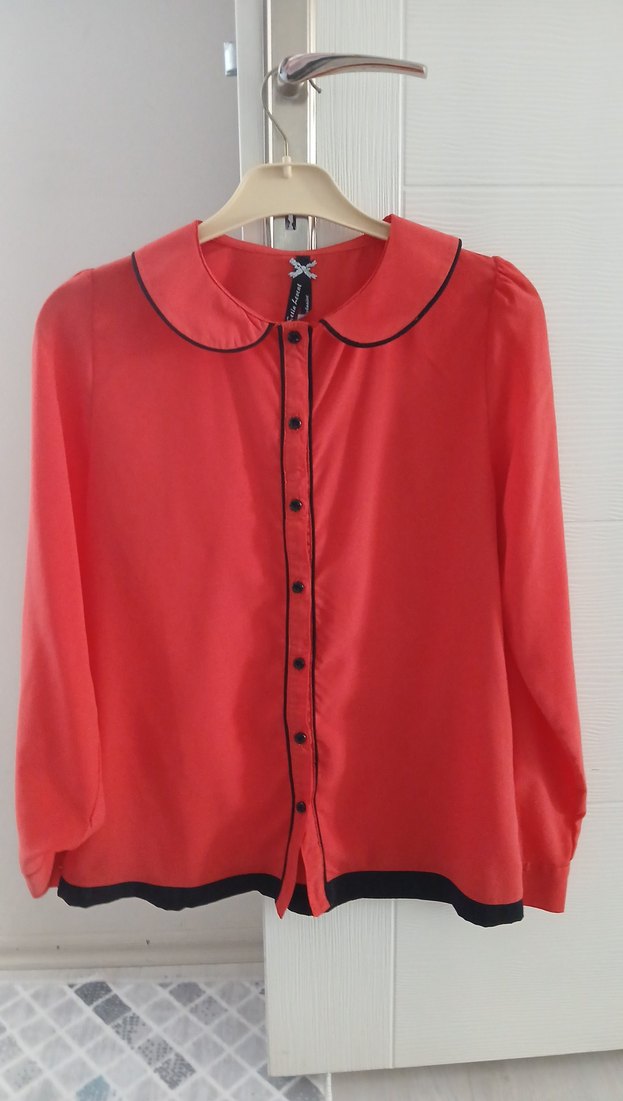 Saten Dokulu Kırmızı Düğmeli Kadın Gömlek - Görsel 2