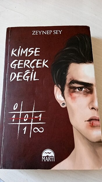 Kimse Gerçek Değil 