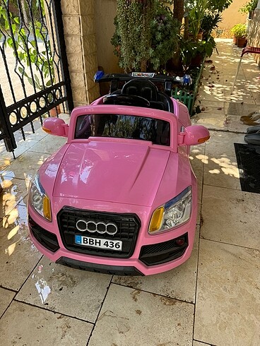 Şarjlı akülü Audi araba