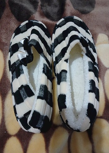 Tokalı Kareli Kadın Ev Terliği 39 numara yeni hiç giyilmedi - Görsel 2