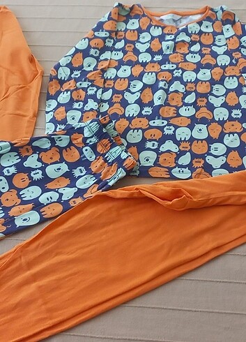 9 Yaş Beden çeşitli Renk Pijama takımı penti.sayılı kullanıldı.100%pamuk.8-9 yaş